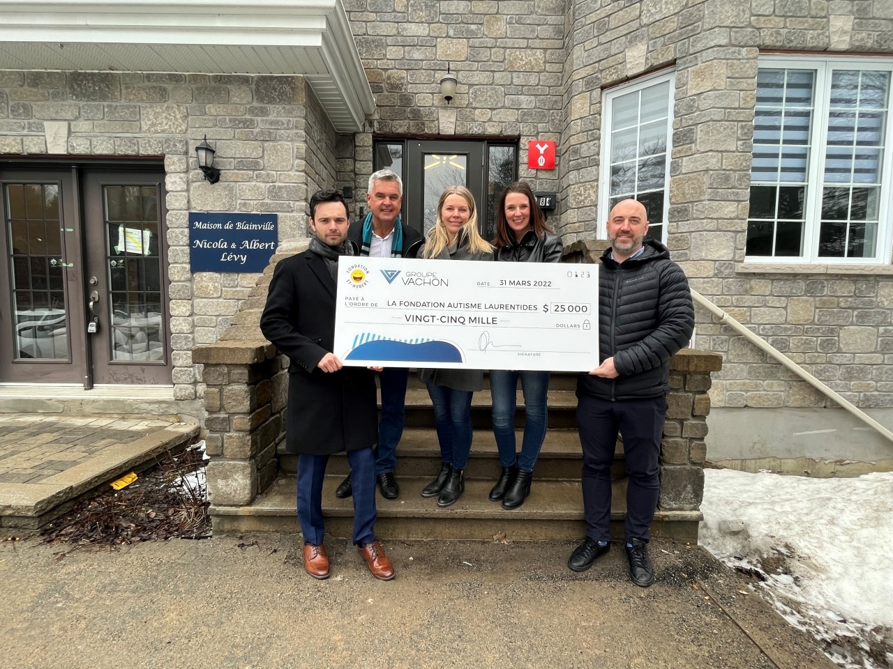 Group of people holding a check for the Fondation Autisme Laurentides