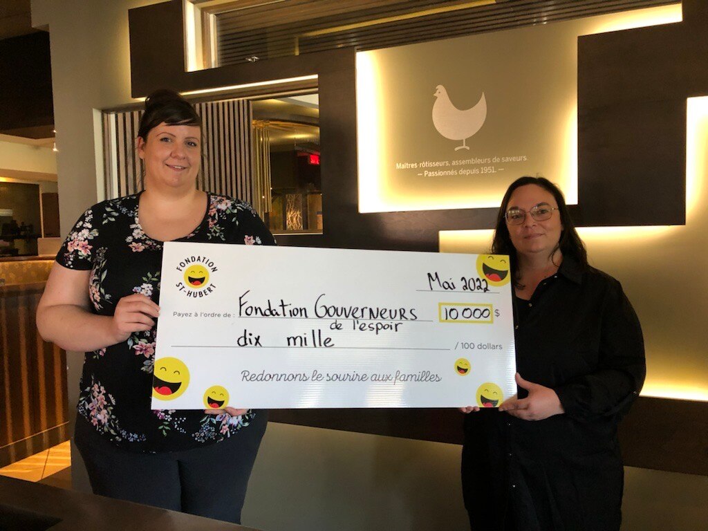 2 people holding a check for the Fondation des Gouverneurs de l'espoir