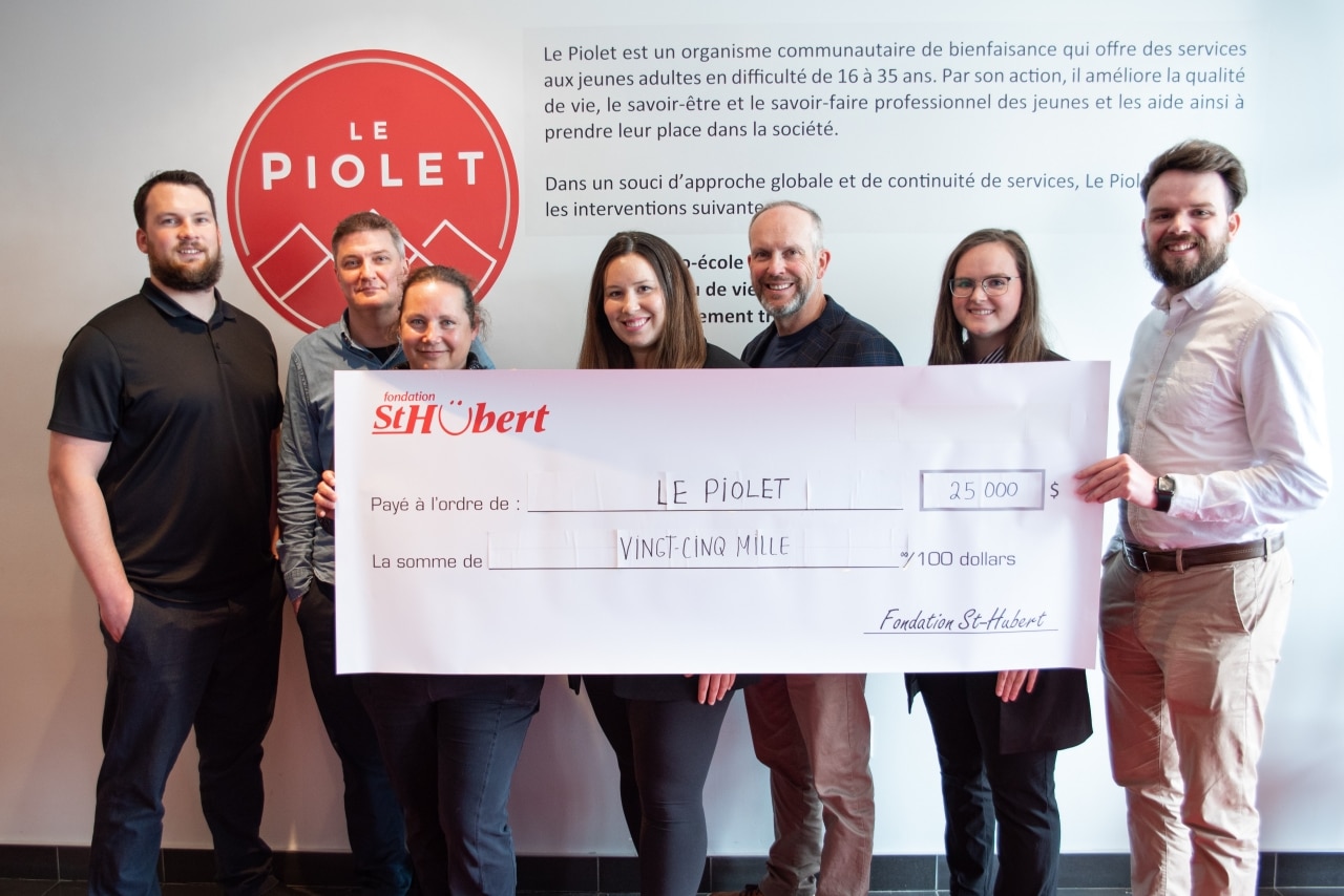 Group of people holding a check for the Piolet-Vanier