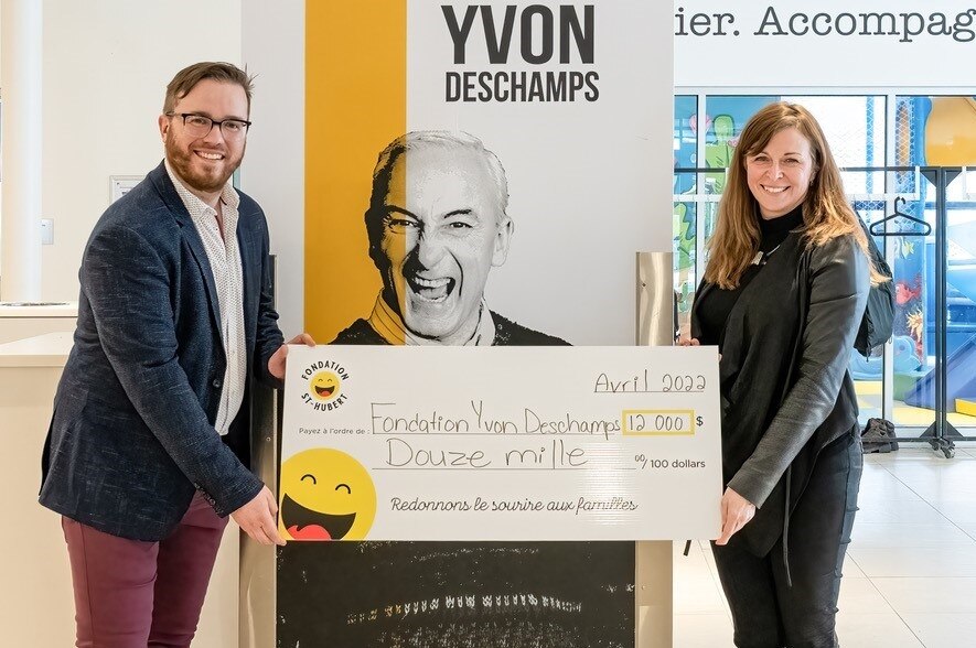 2 people holding a check for the Fondation Yvon Deschamps Centre-Sud