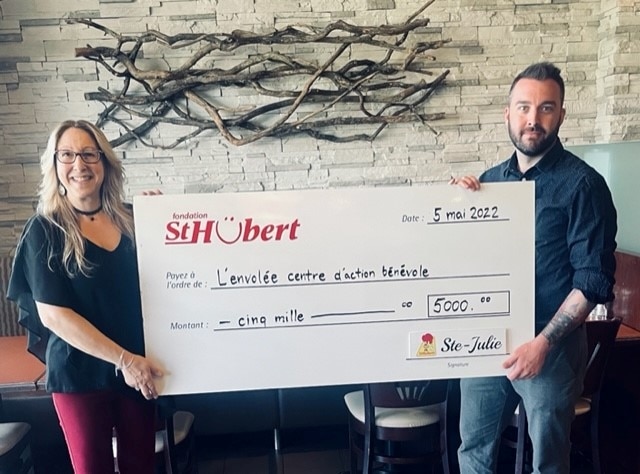 2 people holding a check for L'Envolée Cab Sainte-Julie