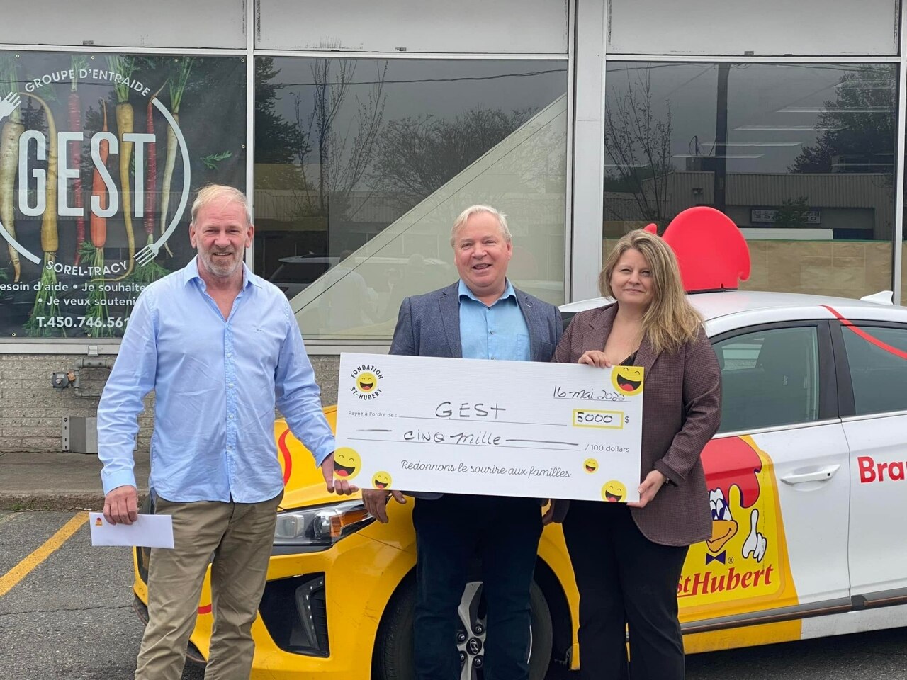  Group of people holding a check for the GEST / Groupe d'Entraide Sorel-Tracy 