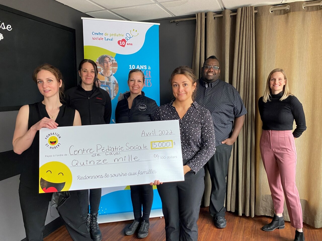 Group of people holding a check for the Centre de pédiatrie sociale de Laval