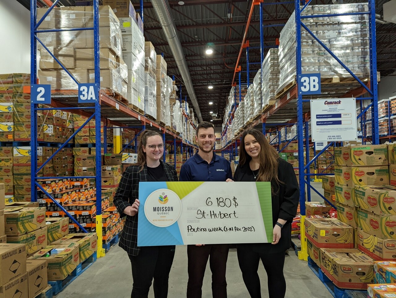 Group of people holding a check for Moisson Québec