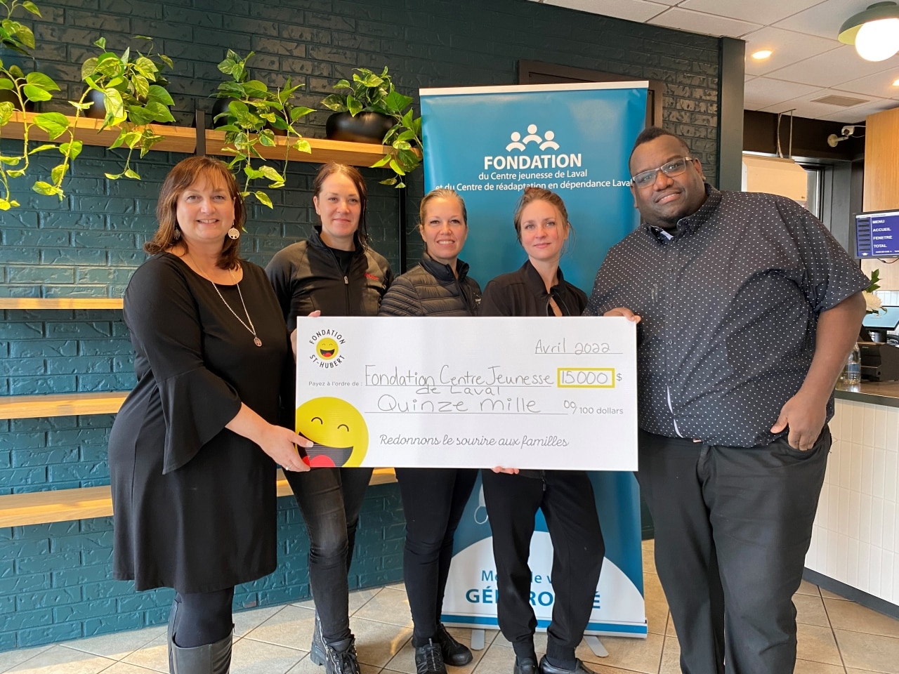 Group of people holding a check for the Fondation du Centre jeunesse de Laval