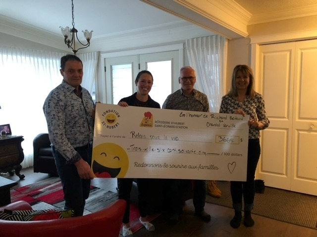 Group of people holding a check for the Canadian Cancer Society Relay For Life