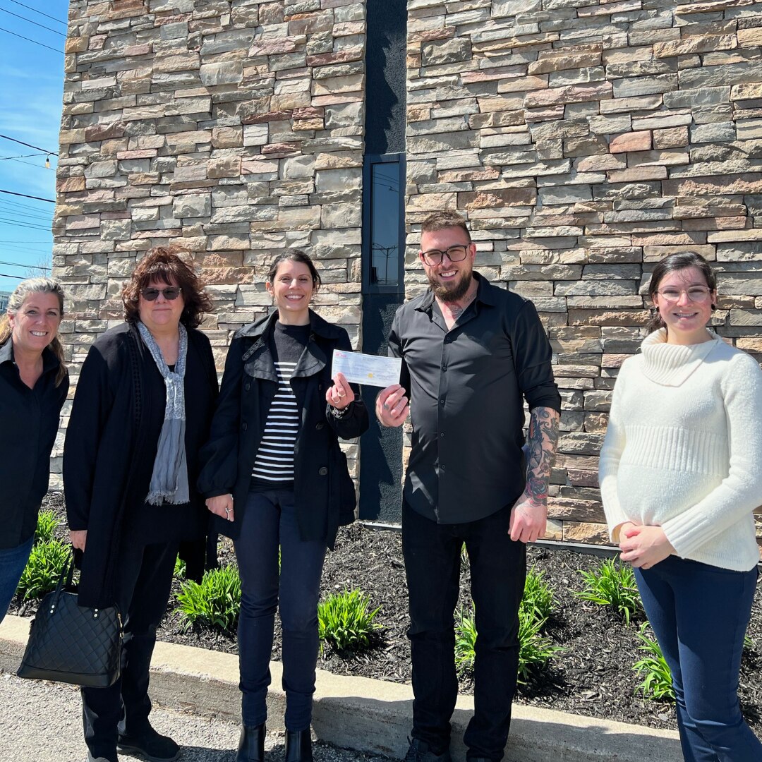 Group of people holding a check for the CESAME Centre pour l'enfance en santé mentale de Deux-Montagnes