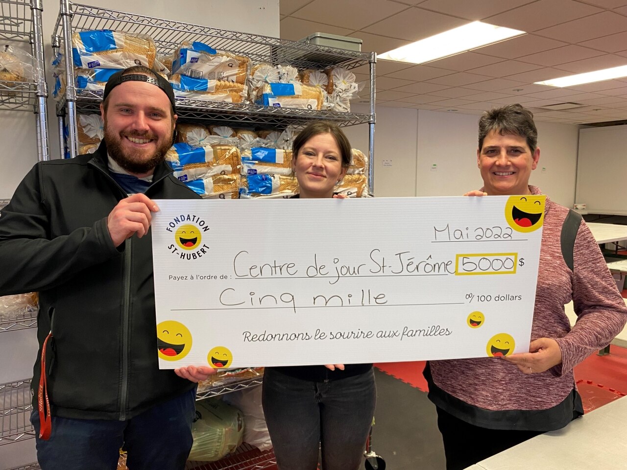 Group of people holding a check for the Centre de Jour Saint-Jérôme 