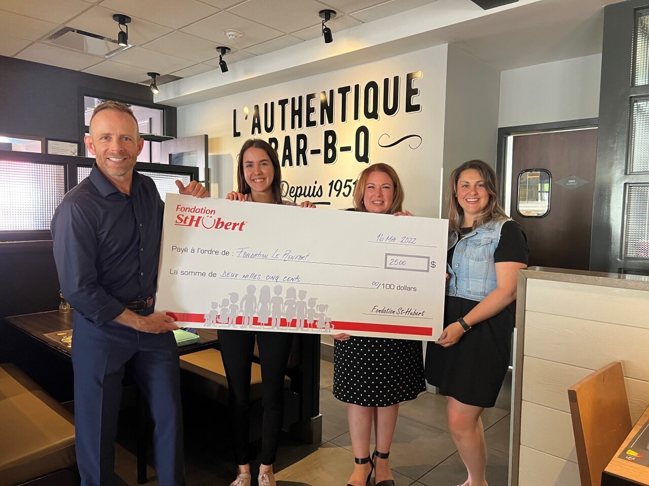 Group of people holding a check for the Fondation Le Renfort