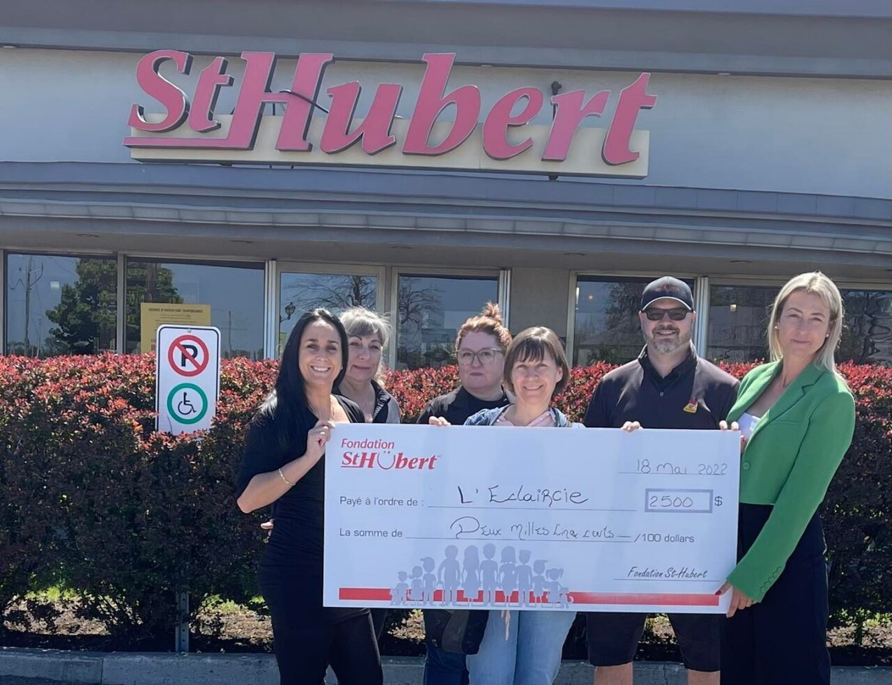 Group of people holding a check for the Centre de femmes l'Éclaircie