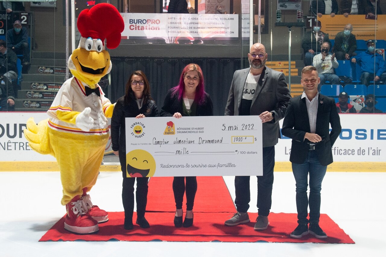 Group of people holding a check for the Comptoir alimentaire Drummond