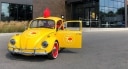 Coccinelle jaune électrique, voiture de livraison St-Hubert