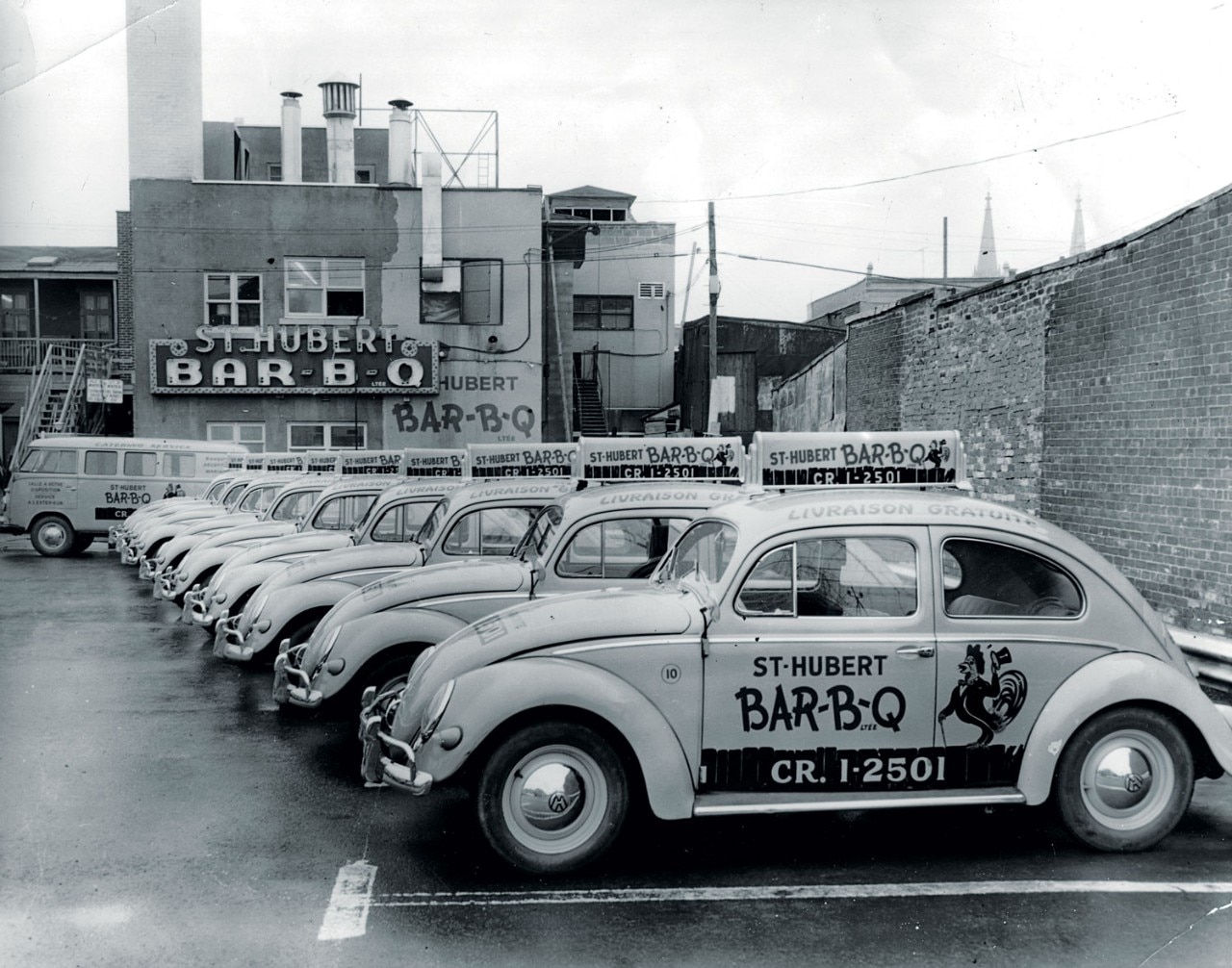 Premières voitures de livraison à domicile St-Hubert en 1952