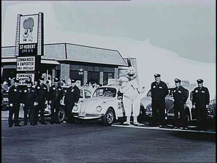 La première franchise St-Hubert ouvre ses portes en 1968, et pendant l'Expo 67, on développe une nouvelle méthode de travail qui permet de vendre 18 000 repas en une journée.