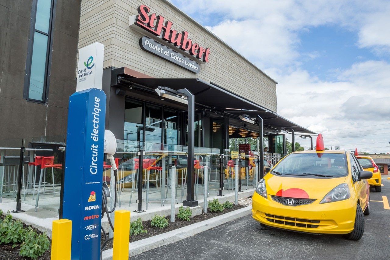 La Fondation St-Hubert est créée | 12 bornes de chargement de voitures électriques sont installées devant nos rôtisseries en 2012.