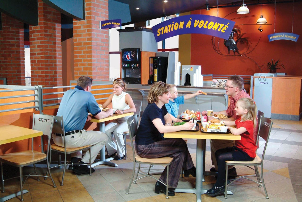 La première rôtisserie St-Hubert Express voit le jour en 1995