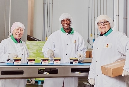 Employés d'usine qui sourient