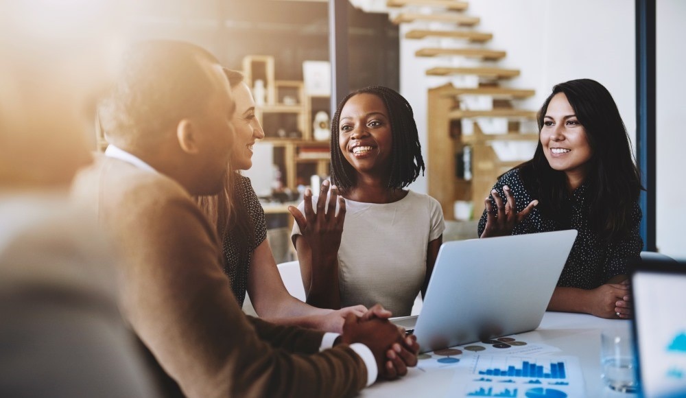 Employés discutant autour d'une table de travail