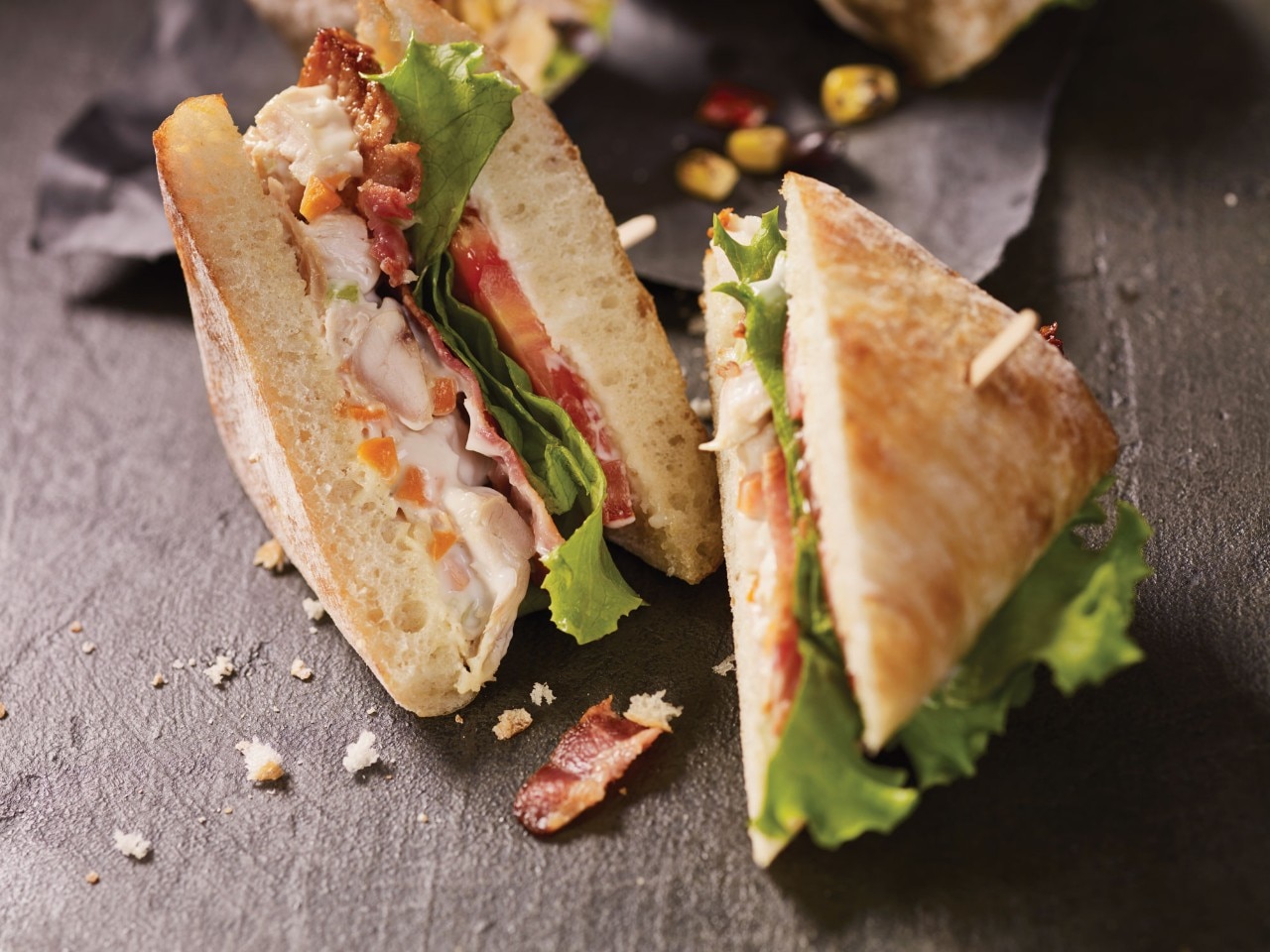 Sandwichs offerts avec le service traiteur St-Hubert pour illustrer notre touche spéciale