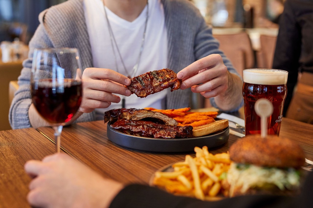 Client qui mange des côtes levées dans un de nos restaurants