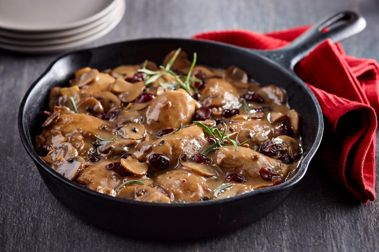 Casserole de poulet, sauce aux poivres, canneberges et romarin 