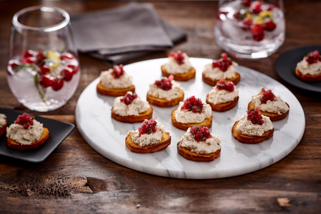 Canapé de tartinade de poulet et confiture d’oignons aux canneberges