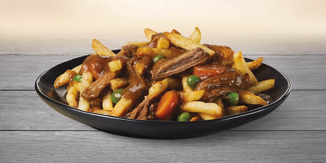 Frites garnies au bœuf braisé et légumes en sauce brune