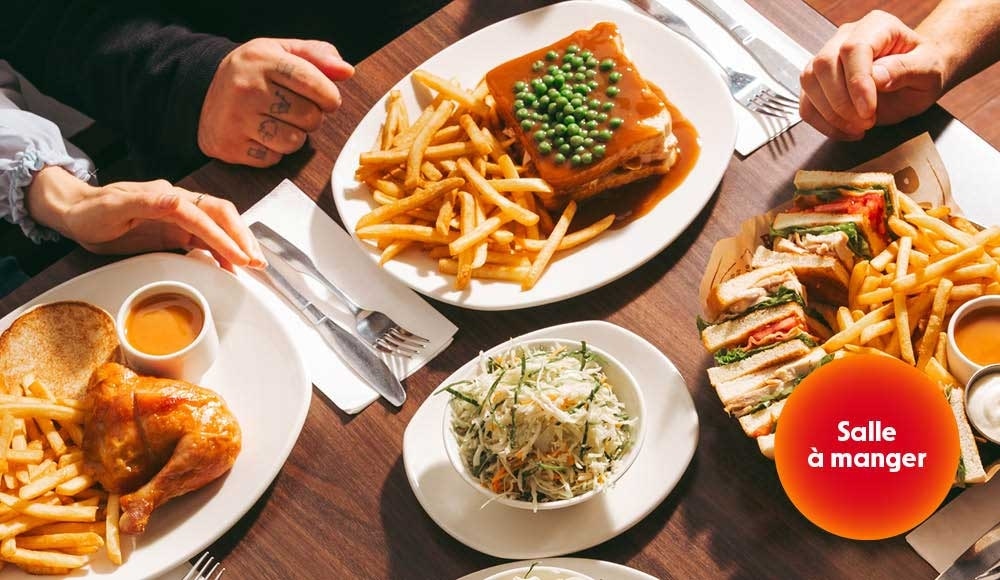 Différents repas classiques de St-Hubert sur une table