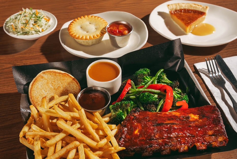 Le repas côtes levées St-Hubert, transformé en Régal avec la minitourtière et la pointe de tarte au sucre.