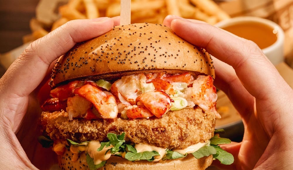 Assiette de St-Burger homard des restaurants St-Hubert