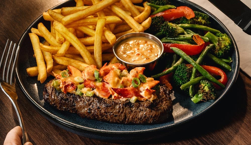 Assiette de Steak Angus et homard des restaurants St-Hubert 