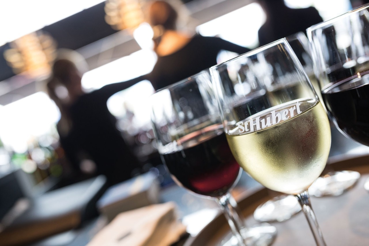 Verres de vin rouge et blanc pour illustrer la section Cellier de la carte des vins St-Hubert