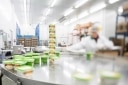 Employé à l'usine de fabrication de produits alimentaires 