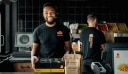 Employé souriant au comptoir pour emporter