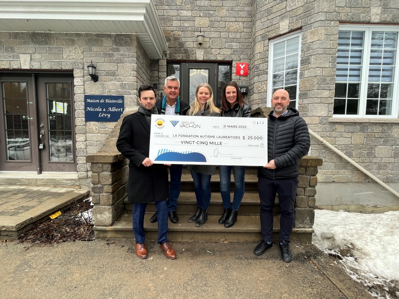 Groupe de personnes tenant un chèque pour la Fondation Autisme Laurentides