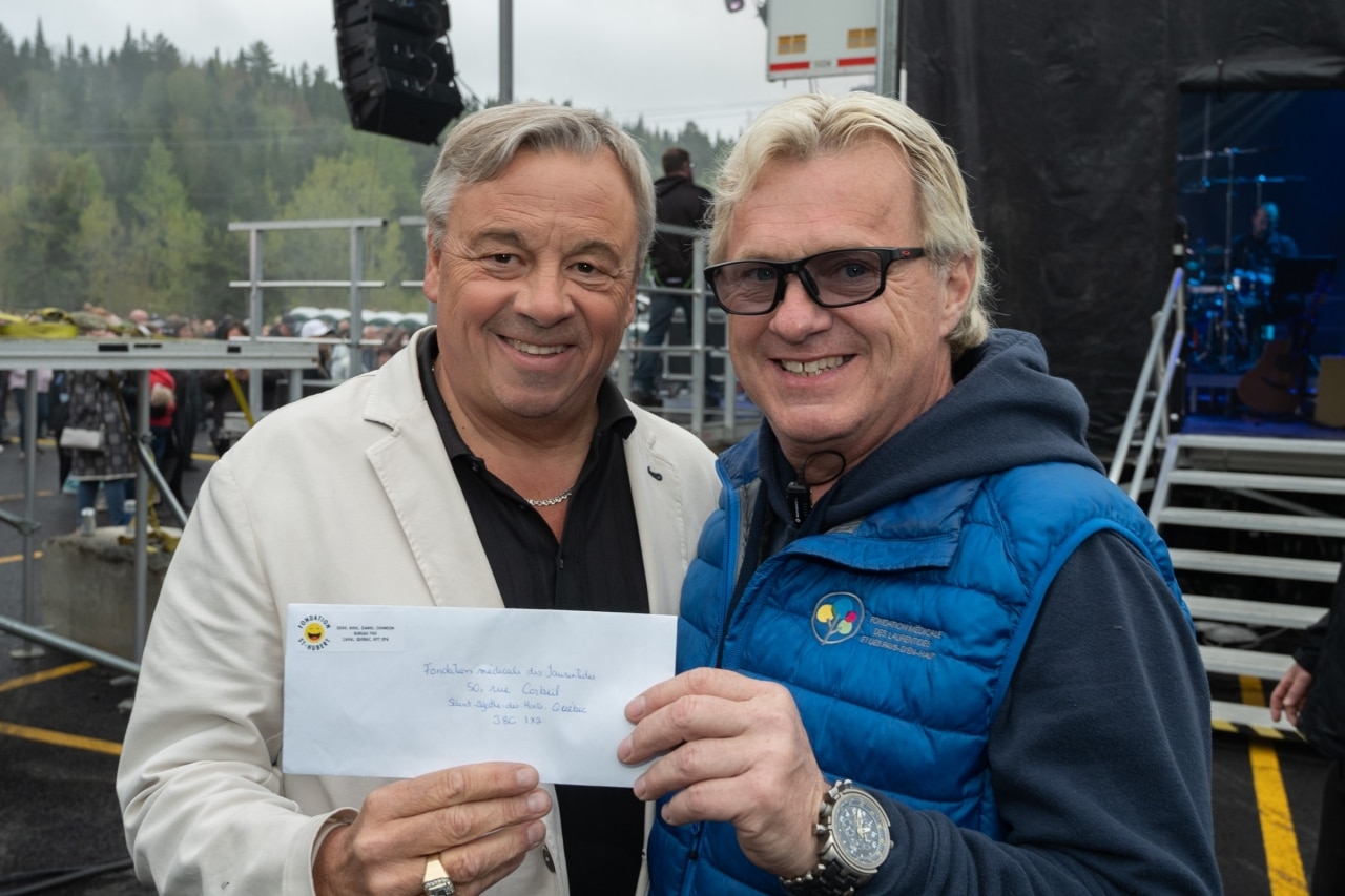 2 personnes tenant un chèque pour la Fondation Médicale des Laurentides et des Pays d'en Haut