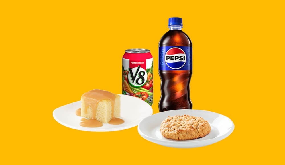 Gâteau à la vanille, biscuit à l’avoine, canette de jus de légume et bouteille de boisson gazeuse