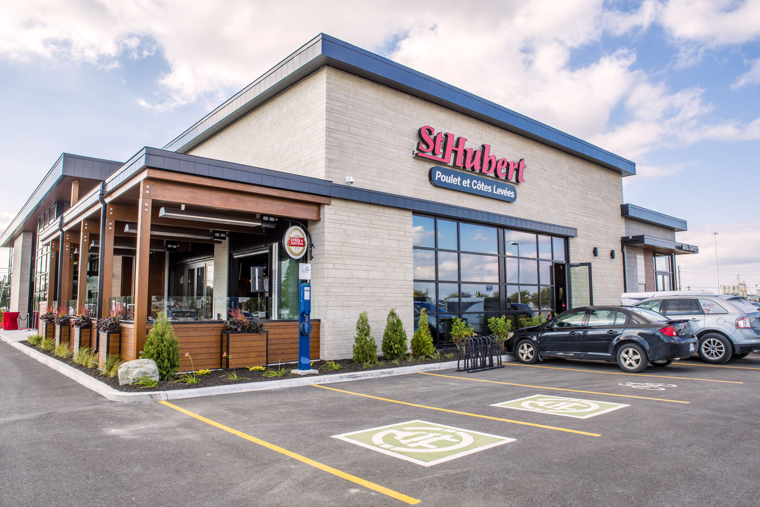 Restaurant St-Hubert traditionnel avec salle à manger