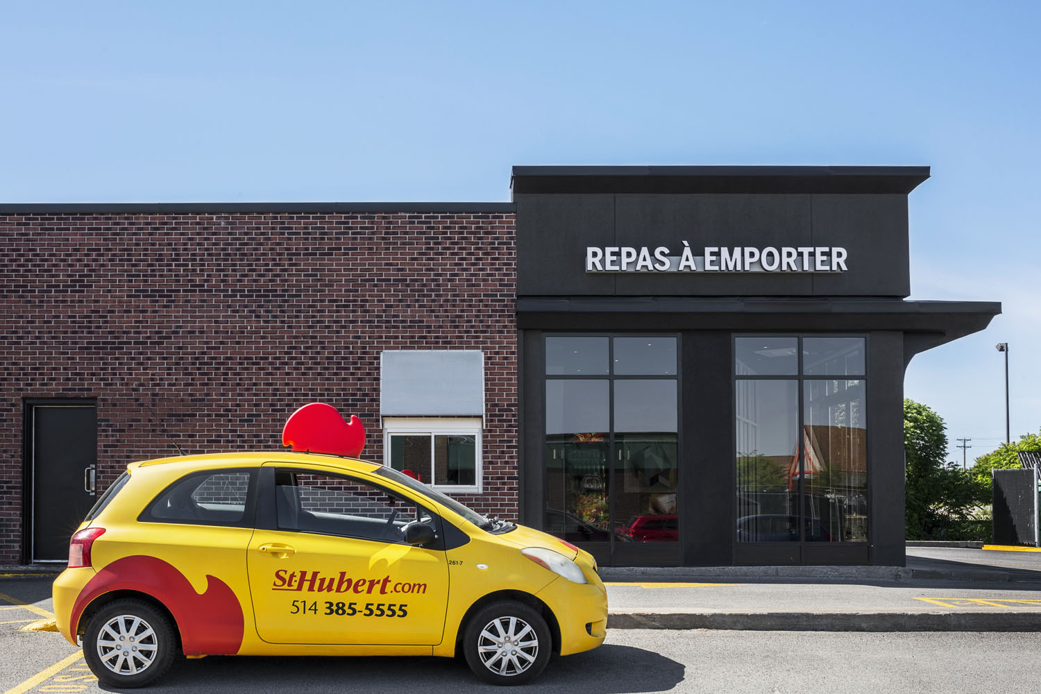 Voiture jaune emblématique du système de livraison de St-Hubert